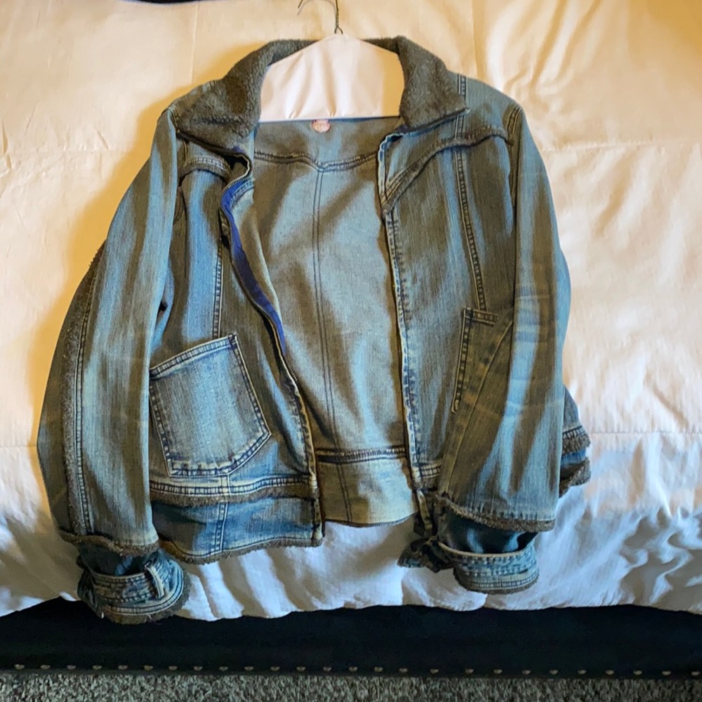 I'm selling a very beautiful Jean jacket
